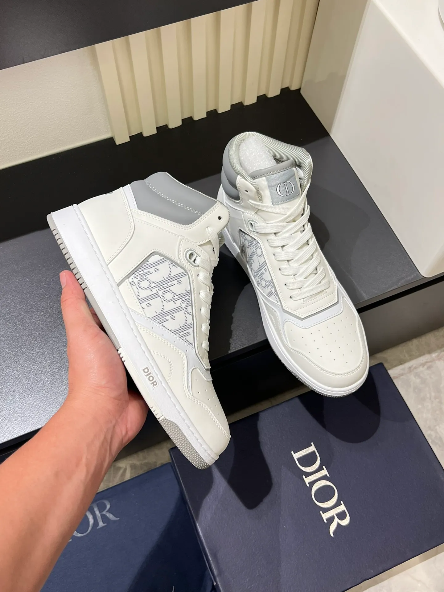 Men's shoes 💰p460 "Dio*" mid-top B27 casual sneakers. This B27 high-top sneaker is a new product in the series and continues Di*r's classic style. Crafted from gray and white smooth calf leather with beige and black Oblique print panels on the sides. The "CD Icon" shaped shoelace eyelets are clever and delicate, and the two-color rubber sole, rear collar and heel are all equipped with the brand's iconic details to enhance the style. Oblique printed straps at the ankle allow for an adjustable fit to complement the overall design. Fashionable and versatile, it can complement any look. Create an exquisite design with unique dynamic vitality and modern atmosphere, presented in low-top and high-top styles. This new must-have shoe adds a new dimension to Dior's archive heritage, embodying modern elegance. Purchase the original version and make it 1:1. If you need top quality, please come to me! Male 38-44!
